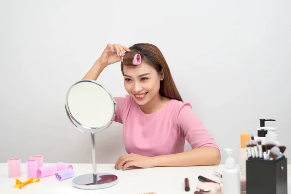 Hermosa Mujer Con Rizadores Sonriendo Espejo Disfrutando Mirada Belleza —  Fotos de Stock