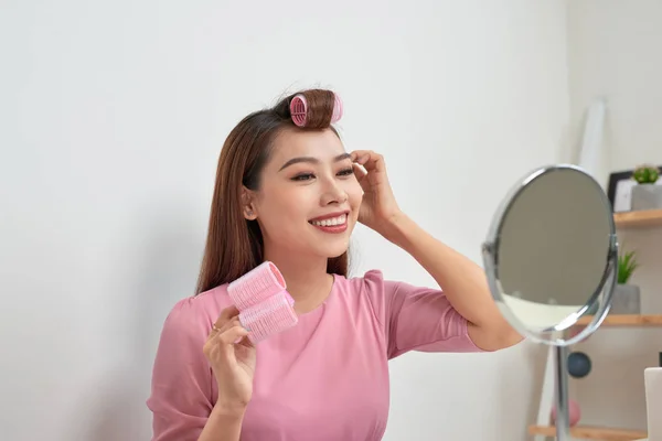 Potret Kepala Dan Bahu Wanita Asia Yang Cantik Mengenakan Keriting — Stok Foto