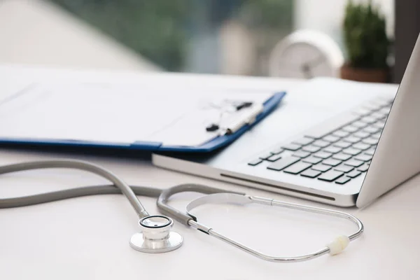 Estetoscópio Receita Médica Deitado Mesa Vidro Com Computador Portátil Conceito — Fotografia de Stock