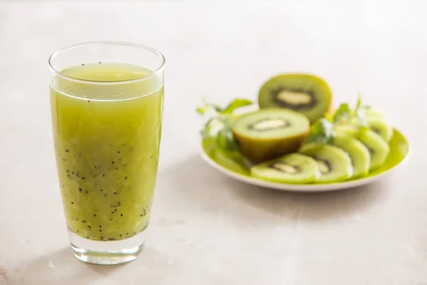 Glas Kiwi Juice Med Färsk Frukt Träbord — Stockfoto