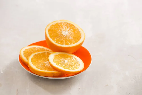 Tranches Oranges Plat Blanc Sur Table Bois Foncé — Photo