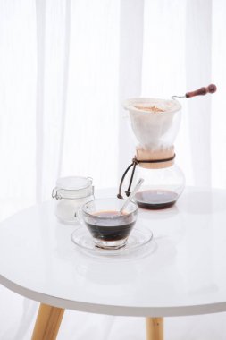 Filtre kahve (damlatıcı) ve damla kahve cam damla pot, kupa ve çikolata kek ile zemin
