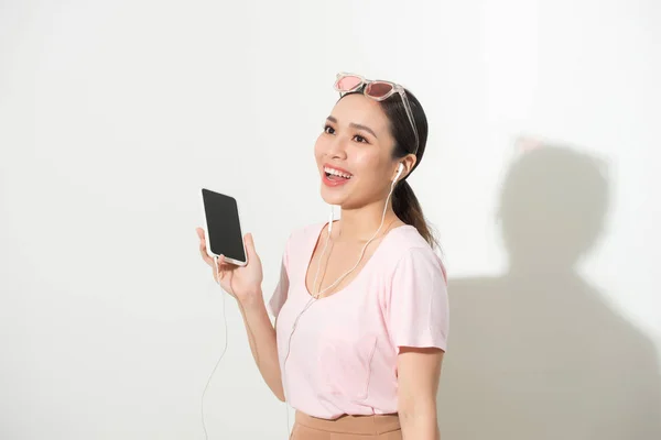 Retrato Una Mujer Feliz Escuchando Música Auriculares Bailando Aislada Sobre —  Fotos de Stock