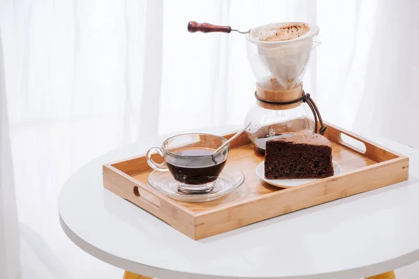 Tropfkaffee Tropfer Und Tropfkaffee Mit Glastropftopf Tasse Und Schokoladenkuchen — Stockfoto