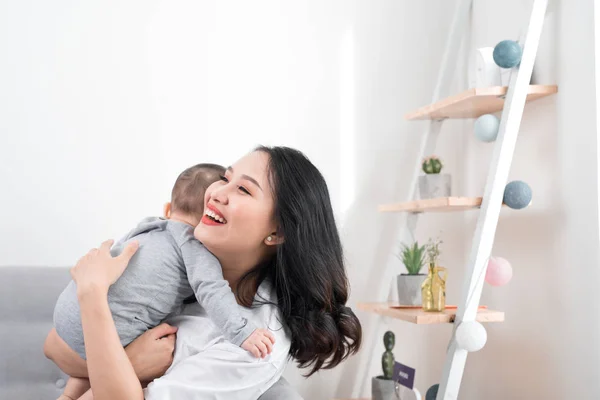 Familia Feliz Casa Madre Sosteniendo Hija Sala Estar Acogedora Mañana —  Fotos de Stock