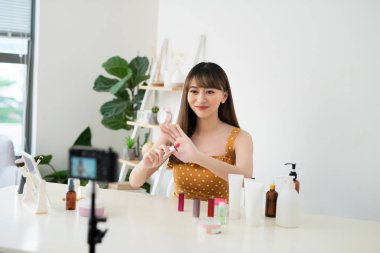 Parlak renk. Onun blog için bir video kaydederken parlak bir ruj gösteren Nice mutlu kadın