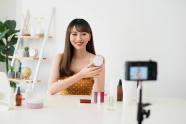 Asyalı güzellik blogcusu evde video kaydediyor