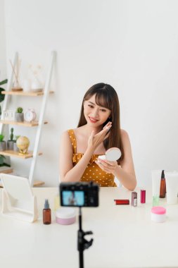 kadın göstermek makyaj fırça canlı evde