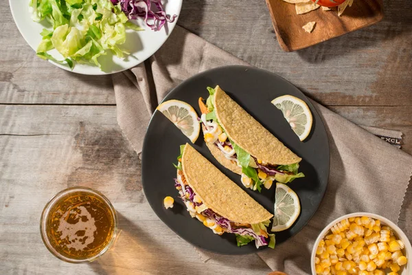 Taco Tradicional Mexicano Con Pollo Verduras Sobre Mesa Madera Comida —  Fotos de Stock