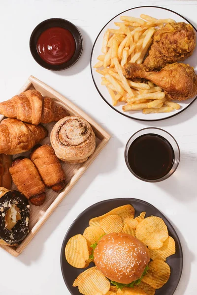 Bollos Recién Horneados Hamburguesa Grande Pollo Crujiente Frito Papas Fritas —  Fotos de Stock