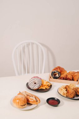 Fast food birden çok türü. Sağlıksız yiyecek konsepti. Yukarıdan görüntülemek 