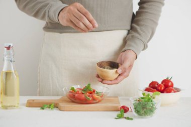 Domatesli taze lezzetli salata. Taze yeşil salata yapmak