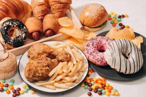快餐和不健康的饮食概念 关闭快餐小吃和可乐饮料在白色桌上 — 图库照片