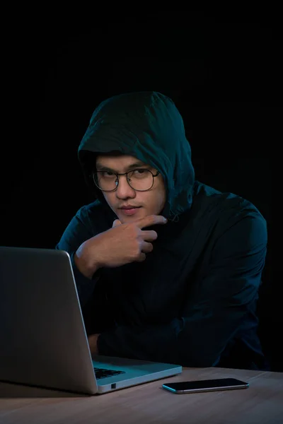 Hacker Computador Trabalhando Quarto Escuro — Fotografia de Stock
