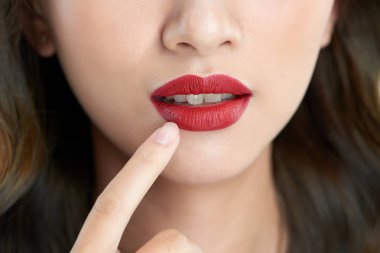 Açık ağız dudakları dokunmadan Asya 