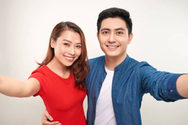 Genç çift selfie beyaz zemin üzerine al.