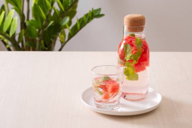 Beyaz arka planda karpuz infaşlı su