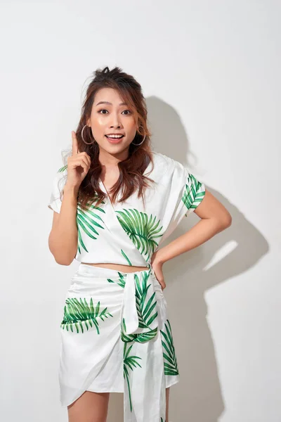 Bonito Ásia Mulher Tropical Impressão Verde Vestido Pensamento Imaginação Branco — Fotografia de Stock