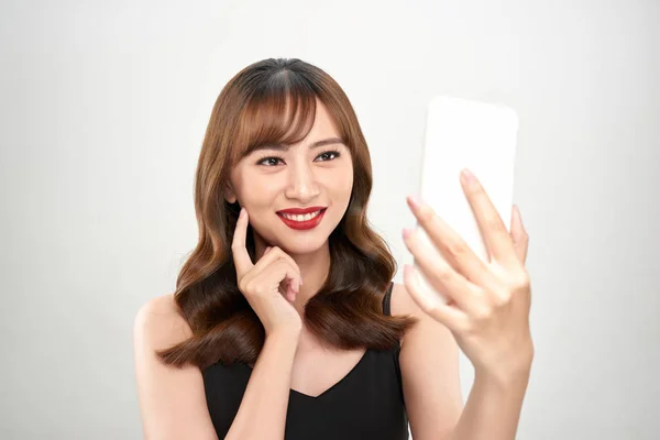 Retrato Una Feliz Mujer Negocios Asiática Usando Teléfono Móvil Aislado — Foto de Stock