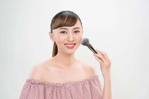 Beautiful Smiling Girl Applying Loose Blush Cosmetic Brush — Stock Photo, Image