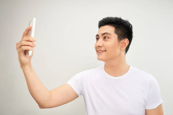 Uśmiechnięty Młody Asian Mężczyzna Zrobienie Selfie Zdjęcie Smartphone Białym Tle — Zdjęcie stockowe