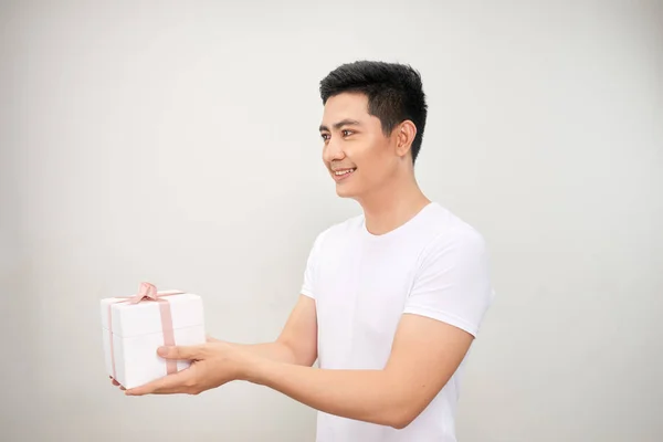 Hombre Guapo Feliz Presentando Algunos Regalos Aislado Sobre Fondo Blanco — Foto de Stock