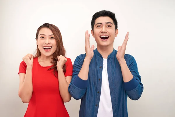 Jeune Couple Asiatique Amoureux Sur Fond Isolé Célébrant Surpris Étonnés — Photo