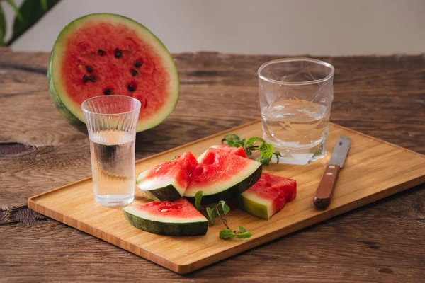 Scheiben Geschnittene Wassermelone Mit Reinem Wasser Auf Dem Holzboden — Stockfoto