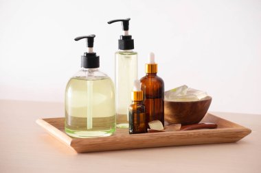 Jel duş ve ahşap bir arka plan üzerinde soyulmuş aloe vera