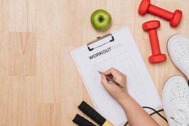 Halter, şişe su ve ip üzerinde mavi arka plan atlama. Üstten Görünüm. Fitness, spor ve sağlıklı yaşam konsepti.