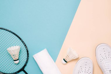 Pastel renkli yüzeyi farklı spor malzemeleri