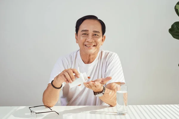 Retrato Anciano Asiático Tomando Medicina Todos Los Días — Foto de Stock