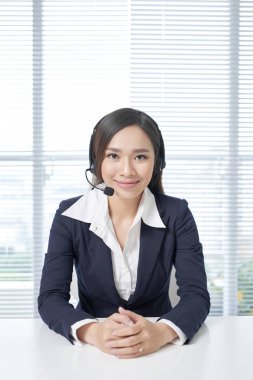 Ofiste çalışan başarılı bir iş kadını.