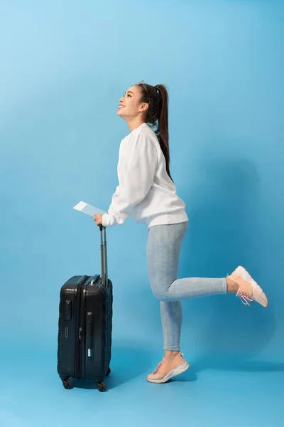 긍정적 아시아 여성은 여행의 기쁨과 비행기 가방과 티켓배경에 — 스톡 사진