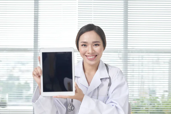 Γυναίκα Γιατρό Δείχνει Tablet Κενή Οθόνη Ασθενή Στο Γραφείο — Φωτογραφία Αρχείου