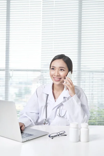 Personale Medico Donna Chiamando Collaboratrice Infermiera Chiedere Problema Del Paziente — Foto Stock