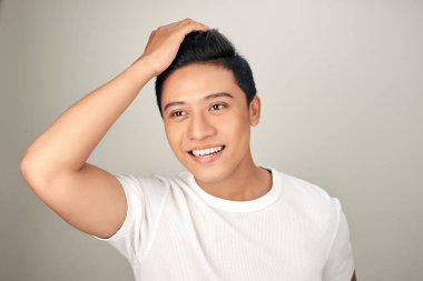 Onun mükemmel saç dokunmadan yakışıklı Asyalı adam yakın portre