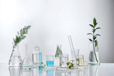 Kozmetik laboratuvar araştırma ve geliştirme. Bilim biyo cilt bakım kremi serum ürün yaprakları ile. doğal organik güzellik kozmetik kavramı. Kozmetik.