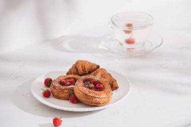 Ahududu şeker serpilir ile hamur işleri dolu. Seçici odaklama.