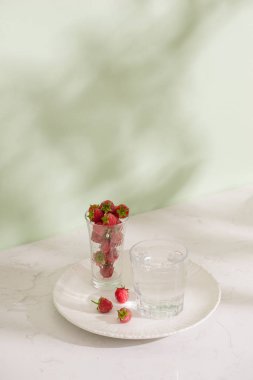 Hafif arka planda izole cam bir kabı taze ahududu