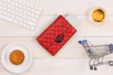 alışveriş online kavram. hafif arka plan üzerinde küçük kırmızı tramvay ve gadget'lar