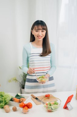 bir kızın portresi haykırmak kameraya bakarak salatası ile