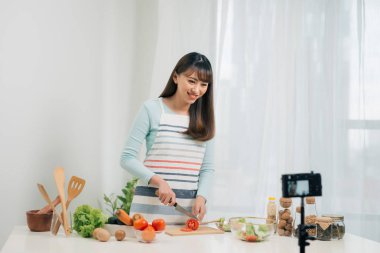Online aşçılık dersleri. Gıda bloglama. Kadın yemek hazırlama ve kamera video eğitimi çekim.