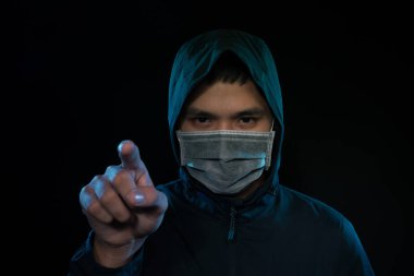 Karanlık odada kaputu giyen adam