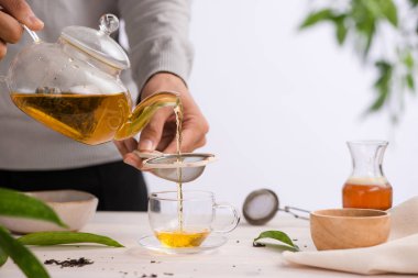 bir çaydanlık bardak çay ahşap bir masaya döktü