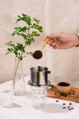 'Phin' geleneksel Vietnam kahve makinesi. Cam üstüne ilk yer, öğütülmüş kahve ekleyin sonra sıcak su dökün