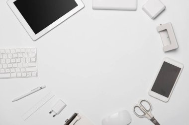 Beyaz arka planda ofis ve gadget sarf malzemelerinin en iyi görünümü