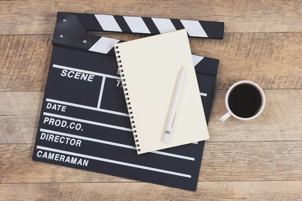 Film Klepel Met Papier Pen Kopje Koffie Houten Planken Achtergrond — Stockfoto