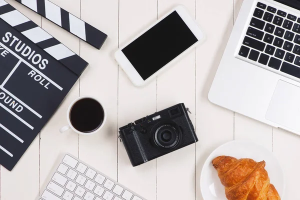 Top Utsikt Över Film Clapper Och Prylar Trä Skrivbord — Stockfoto