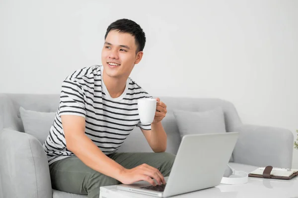 Young Man Concentrating Laptop Computer Screen Sitting Desk Living Room — Stock Photo, Image